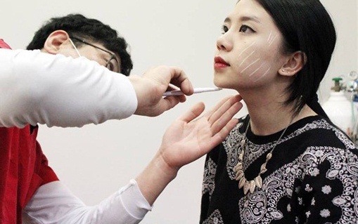 Theo chan hot girl Ha Noi di tiem nho mat tai Han Quoc hinh anh