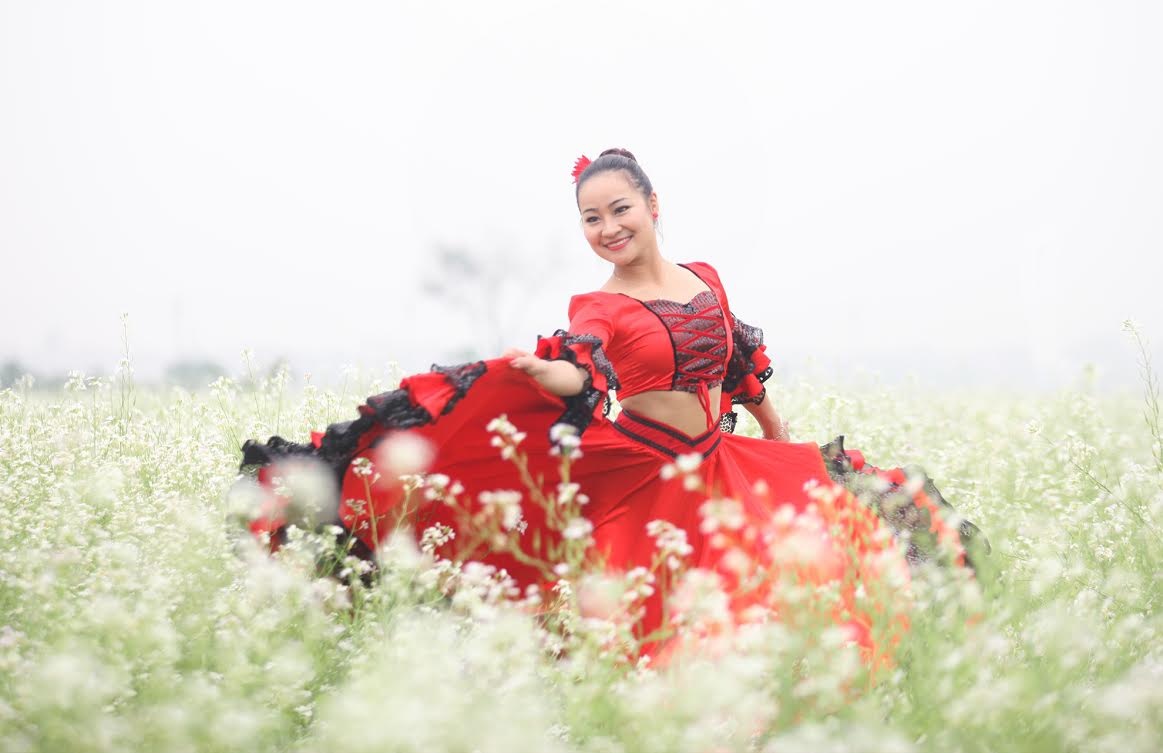 Co giao 9X nhay flamengo giua canh dong hoa cai trang hinh anh