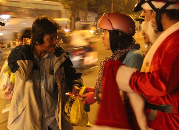 Nguoi vo gia cu Sai Gon bat ngo nhan qua tu ong gia Noel hinh anh