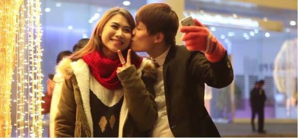 Cap doi ‘Noel hanh phuc voi 100k’: Se hanh dong nhu phim hinh anh