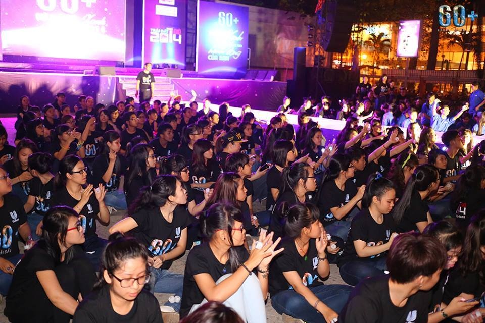 Giới trẻ hào hứng chờ đợi những tiết mục trên sân khấu.
