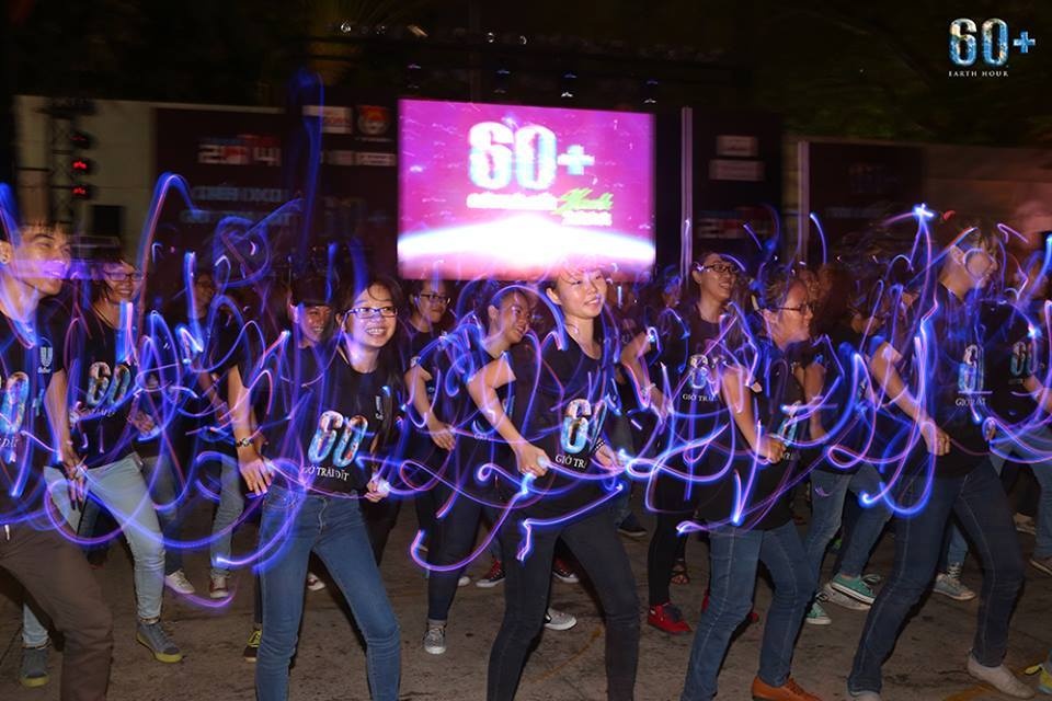 Trước đó, lúc 19h30, giới trẻ đã nhảy flashmob.