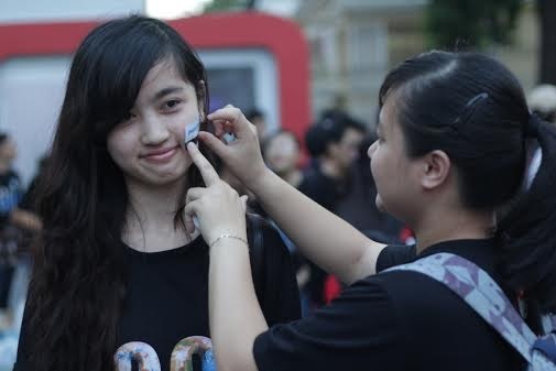 Trước đó, ngay từ buổi chiều, hơn 1.000 tình nguyện viên đã đến nhà văn hóa Thanh Niên để tham dự chương trình.