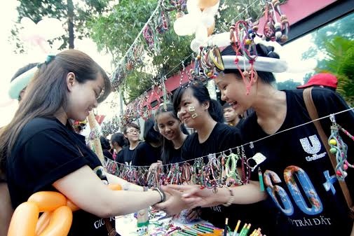 Các gina hàng tấp nập người mua bán.