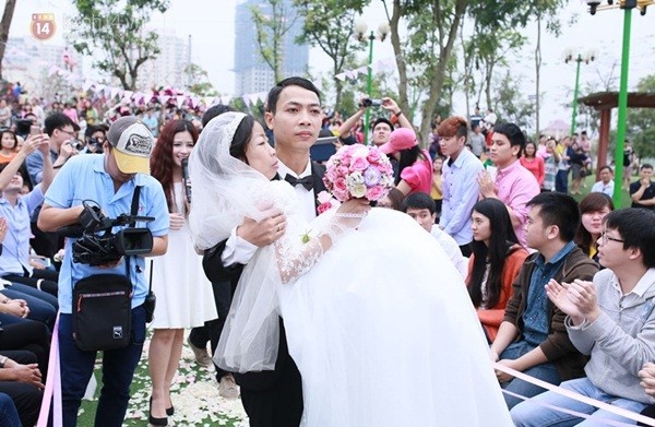 Anh Vượng đã tiến lại gần, bế cô dâu trên tay trong tiếng hò reo của hàng trăm vị khách.