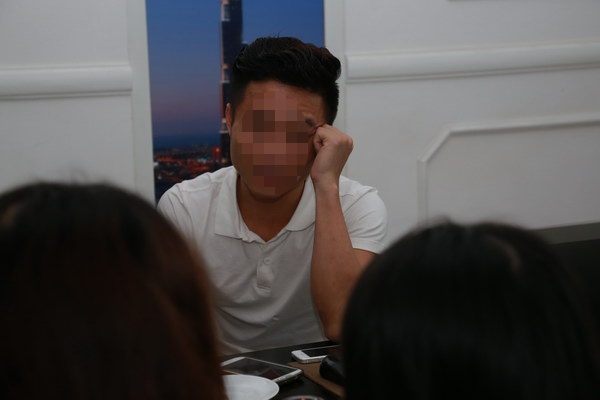 B.T căng thẳng trong bão tin đồn.