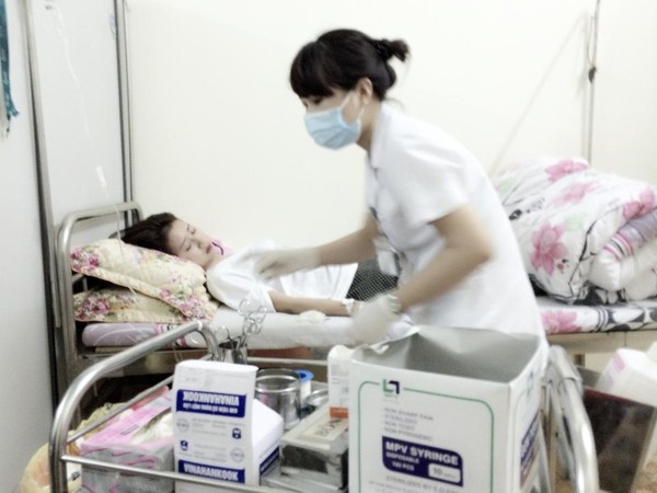 Mới đây, Quỳnh Anh Shyn làm nhiều fan thấp thỏm khi chia sẻ những hình ảnh này trên trang cá nhân. Lý do được đưa ra là trong những ngày Hà Nội thay đổi thời tiết đột ngột, cô bạn đã bị cảm và phải vào viện truyền nước, chích thuốc. Rất may là chỉ sau vài ngày nghỉ ngơi, Quỳnh Anh Shyn đã bình phục và được ra viện.