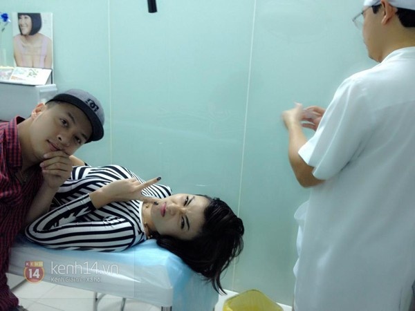 Trong quá trình quay MV cho ca sỹ Cao Thái Sơn, do bị suy nhược cơ thể, chóng mặt và buồn nôn nên Hồng Quế đã phải vào viện cấp cứu. Dù có vẻ ngoài khá phờ phạc và mệt mỏi nhưng nàng hot girl vẫn tỏ ra nhí nhảnh, nhắng nhít.