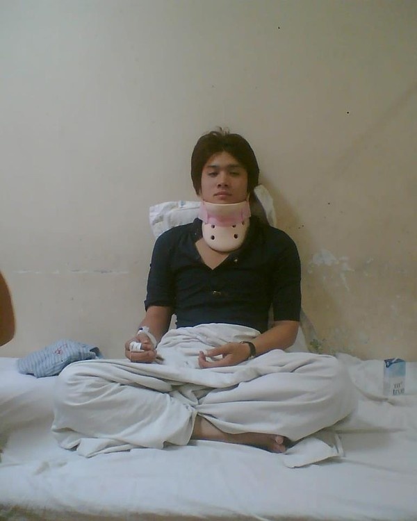 Hot boy Tùng Tống từng làm nhiều người phì cười khi dù đang nằm trên giường bệnh nhưng độ hài hước thì không hề bị giảm bớt chút nào. Hình ảnh với nét mặt biểu cảm hóm hỉnh, mái tóc chia ngôi cùng điệu bộ này được Tùng Tống chia sẻ trên trang cá nhân với caption đi kèm: 