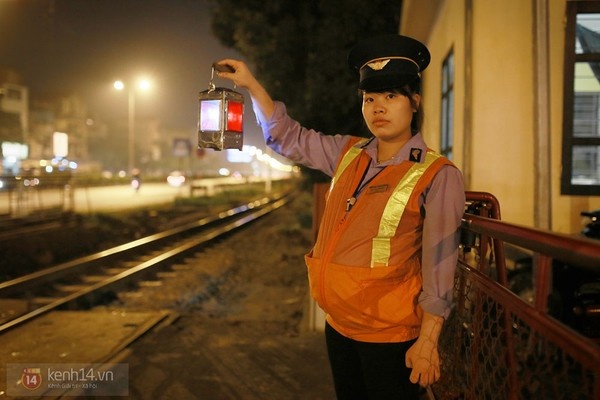 Mot ngay lam viec cua nu cong nhan 9X bung bau o duong tau hinh anh