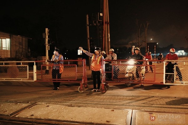 Chị Hương nổi bật giữa những thanh chắn ngang hữu ích.