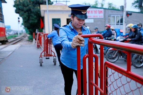 Mang bầu tháng thứ 8, chị Hương vẫn đảm nhiệm tốt vai trò của người kéo thanh chắn đường tàu.