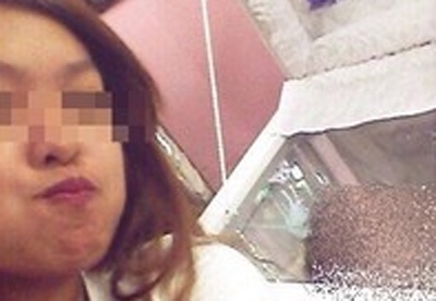 Co gai chup anh tu suong ben quan tai nguoi than hinh anh