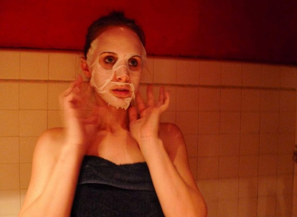 Drucker năm nay 31 tuổi, được sinh ra nam ở Syracuse, New York, tốt nghiệp Trường Mỹ thuật ở thành phố New York. Ernst bằng tuổi Drucker, được sinh ra tại Pomona, California và đã tốt nghiệp đại học Hampshire. Ernst đang dần lộ rõ vẻ nam tính hơn