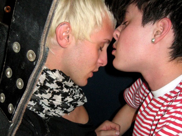 Cặp đôi này gặp nhau vào năm 2005 trong một chương trình MTV và lập tức trúng “tiếng sét ái tình”. Cặp đôi càng gần gũi hơn khi phát hiện cả hai đều không được sống thật với giới tính của mình. Trong suốt những năm sau đó, họ chia sẻ những khó khăn với nhau trong suốt quá trình tìm về con người thật. Sự đồng cảm đã giúp tình yêu của họ trở nên sâu đậm hơn. Điều may mắn của cả hai là đều được gia đình ủng hộ. 