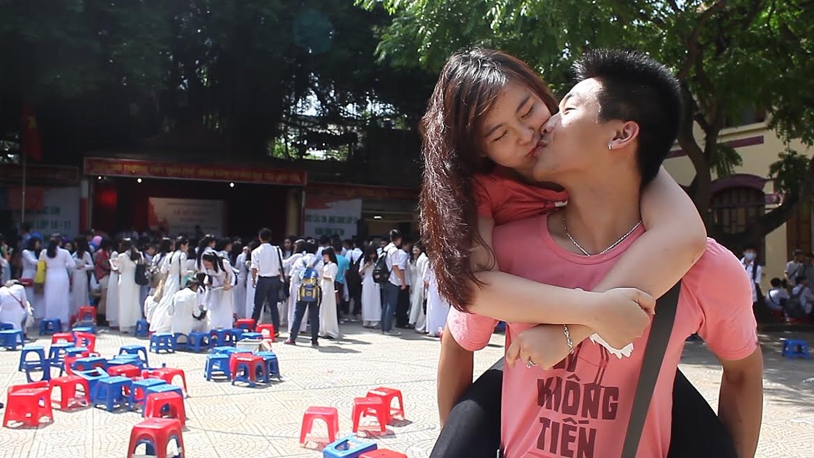 Nu hon cua hoc sinh Tran Phu tai le be giang hinh anh