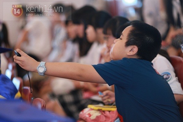 Hôm nay (25/4), trường Quốc tế Newton đã tổ chức lễ tổng kết cho các bạn học sinh trước khi bước vào một kỳ nghỉ hè với nhiều dự định.  Nhật Nam ngồi ở hàng đầu. Cậu bé tranh thủ chụp ảnh tự sướng.