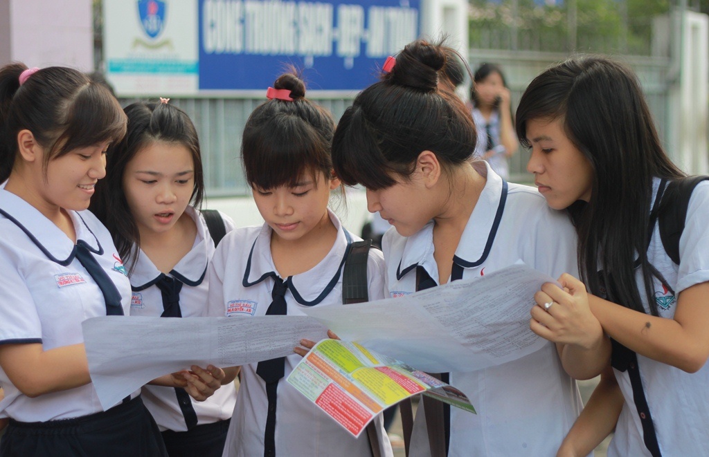 Thi sinh hai long voi bai lam mon Hoa hinh anh