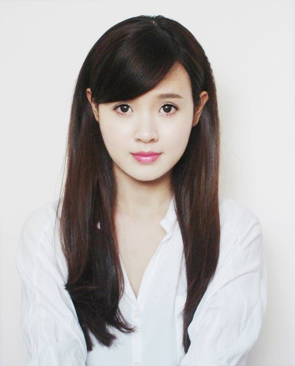 Nét xinh đẹp của Midu vốn được ví von như thiên thần. Khuôn mặt tròn đầy phúc hậu, đôi mắt biết nói và nụ cười hiền hòa khiến Midu luôn được mệnh danh là kiều nữ trong showbiz. Rõ ràng, nàng hot girl Việt đời đầu này không cần mặt V-line hay cằm nhọn mà cũng không ai có thể phủ nhận được sức hút của Midu đến từ ngoại hình.