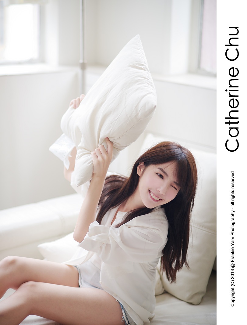 Cô gái này là một hot girl, người mẫu nghiệp dư khá nổi tiếng trong giới trẻ Đài Loan. Tuy nhiên, điều mà khiến nhiều người nhớ tới Chu Kỳ Úc chính là việc cô gái này quá giống nữ diễn viên nổi tiếng của dòng phim người lớn (JAV) của Nhật Bản, Yui Hatano.