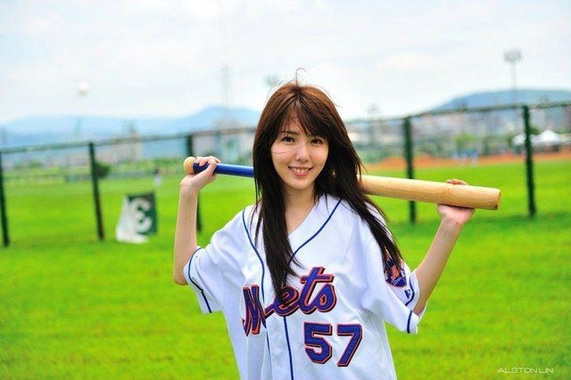 Tuy nhiên, Chu Kỳ Úc không muốn mình nổi tiếng chỉ vì có khuôn mặt giống sao phim người lớn. Cô gái xinh đẹp hiện đang rất nỗ lực trong việc làm người mẫu tự do của mình. Cô gái đã tham gia khá nhiều bộ ảnh theo phong cách ngây thơ trẻ trung.