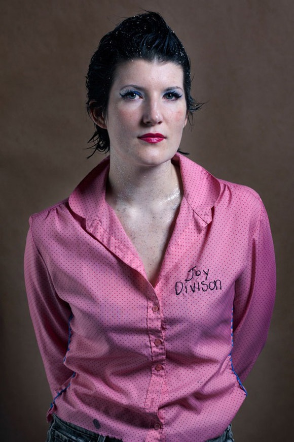 Khi phải chia tay người bạn thật lòng yêu thương, bao giờ mỗi người cũng giữ lại cho riêng mình một kỷ vật để lưu giữ, nhớ nhung.Dù chỉ là vật vô tri nhưng nó lại chính là chiếc hộp giữ lại tình yêu, nỗi nhớ, ký ức về một cuộc tình đã qua.