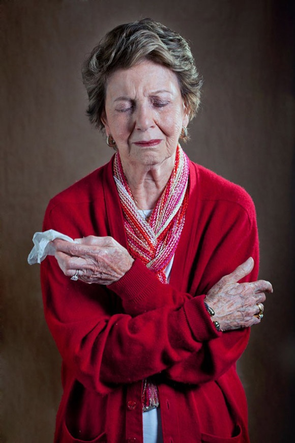 Thấu hiểu tâm trạng đó, nhiếp ảnh gia Carla Richmond và nhà văn Hanne Steen đã bắt tay nhau cùng thực hiện bộ ảnh mang tên Lover Shirts (Chiếc áo của người yêu). 