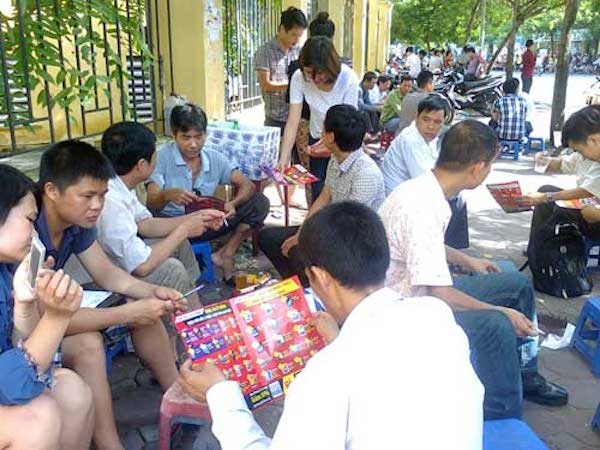 Sau 12 năm học của con, nhiều bậc phụ huynh kì vọng con mình sẽ đỗ đại học trong kì thi. Ảnh: Các phụ huynh đang chờ đợi thí sinh tại địa điểm thi ĐH trường ĐH Bách khoa Hà Nội.