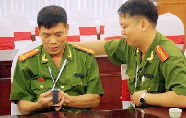 Các CBCT và chiếc đồng hồ tạm giữ.