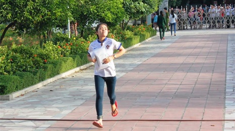 Thi sinh hot hoang lao vao truong thi dai hoc hinh anh