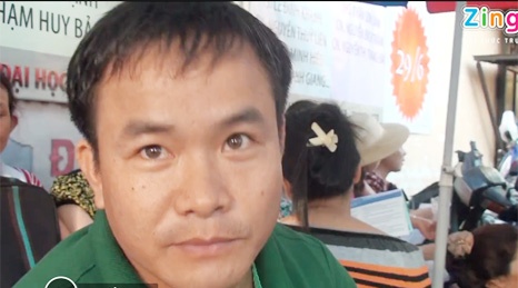 Tam su cua phu huynh dua con di thi hinh anh