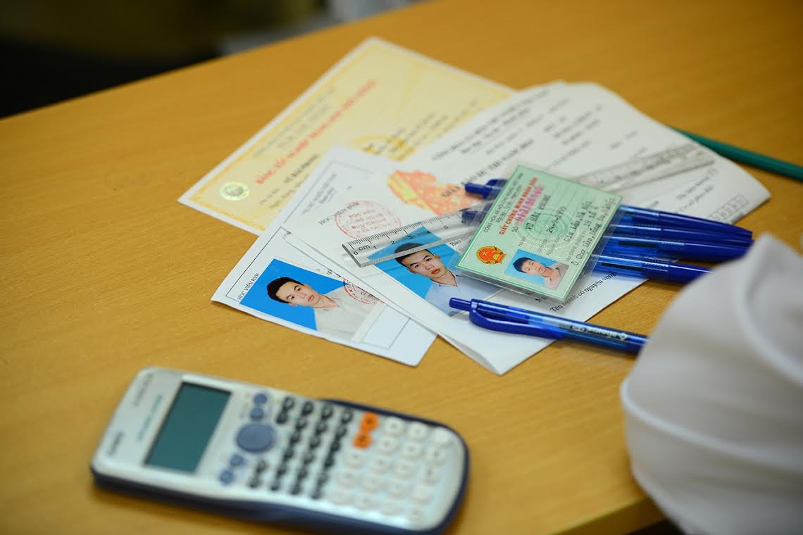 Toàn bộ giấy tờ, dụng cụ được đưa vào phòng thi của một thí sinh. 