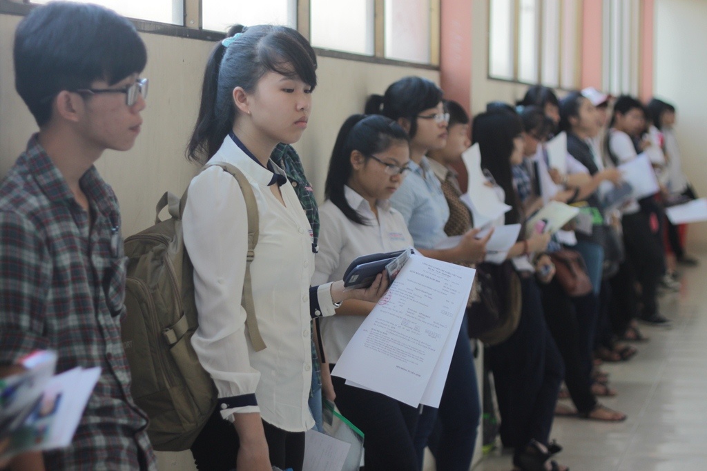 Tại TP.HCM, các sĩ tử bước vào ngày thi đầu tiên. Tại trường thi ĐH GTVT  TP.HCM (Q.Bình Thạnh), từ 6h sáng đã rất đông sinh viên tập trung ở sân trường, hành lang ôn thi. Vì là ngày thi đầu tiên, nhiều em cố gắng đến sớm nhất có thể để an tâm hơn. “Em ở trọ trong chùa Bảo Minh, đi bộ một chút là đến trường. Dù 7h đến phòng thi vẫn kịp nhưng đúng 6h em đã có mặt để chắc ăn, nhỡ đâu có sự cố gì còn giải quyết được”, Lê Hoàng Phương Nam (quê Bình Thuận) chia sẻ.