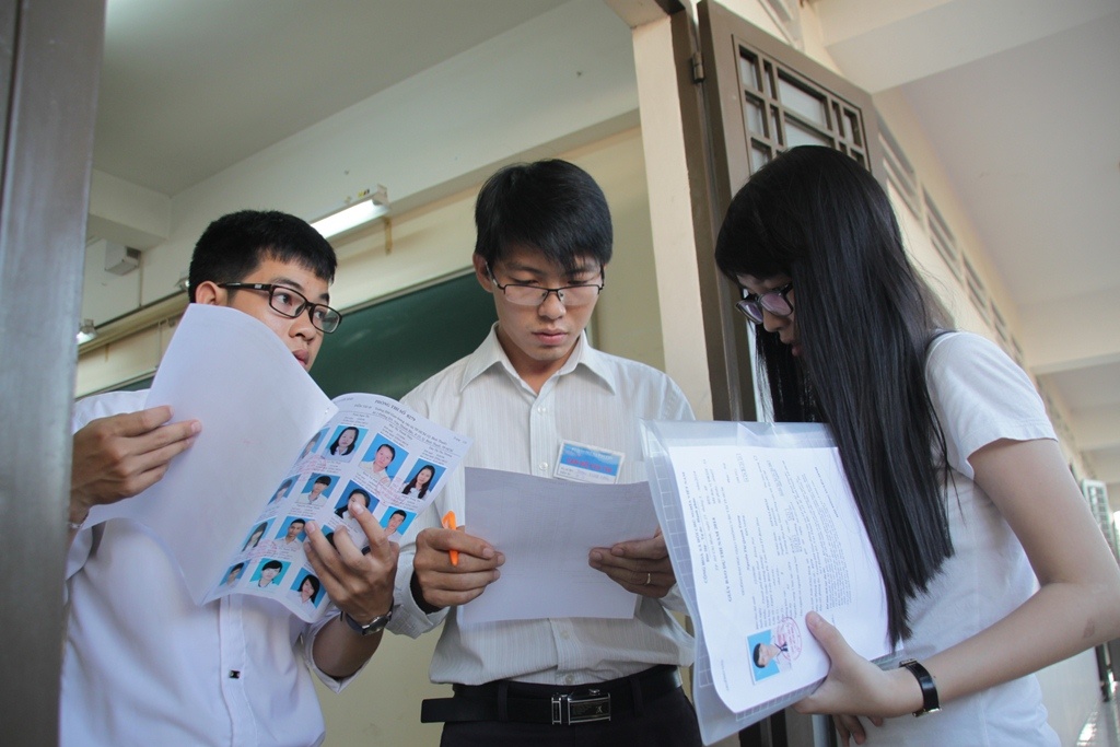 Giám thị soi rất kỹ thí sinh.