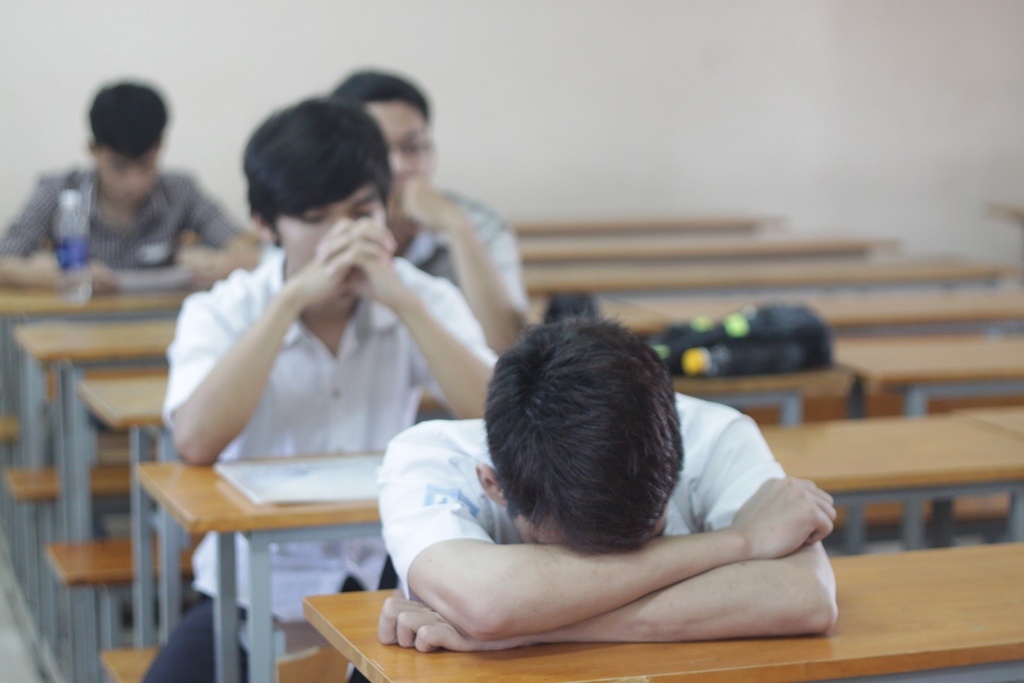 Nét mệt mỏi, căng thẳng của sĩ tử trước giờ làm bài. Duy Kiệt (quê Vũng Tàu) cho biết: “Đây là môn thi đầu tiên nên em hơi bị căng thẳng xíu. Cầm sách vở học không tập trung được. Ngồi trong phòng, nhìn bạn nào cũng ít nói, cắm cúi học càng khiến em thấy hồi hộp”. Kiệt dự thi vào ngành Hàng hải để có thể theo nghề của ba. Dù lo lắng, nhưng em tin sẽ thi đậu vì “ngành này lấy điểm cũng không cao lắm