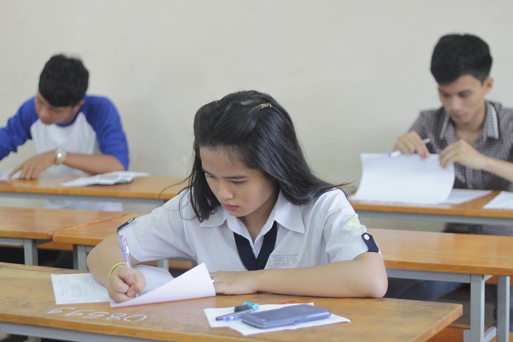 Thí sinh nhận giấy nháp, điền thông tin vào giấy thi.