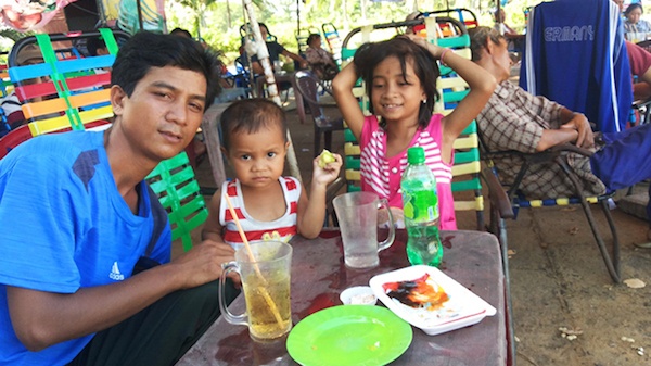 Anh Vu và hai cô con gái chơi đùa cạnh bãi biển Quy Nhơn trong lúc chờ vợ làm bài thi.