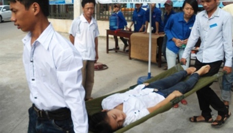 Thi DH dot 1: Ngat khi doc de, chep cong thuc len nguoi hinh anh