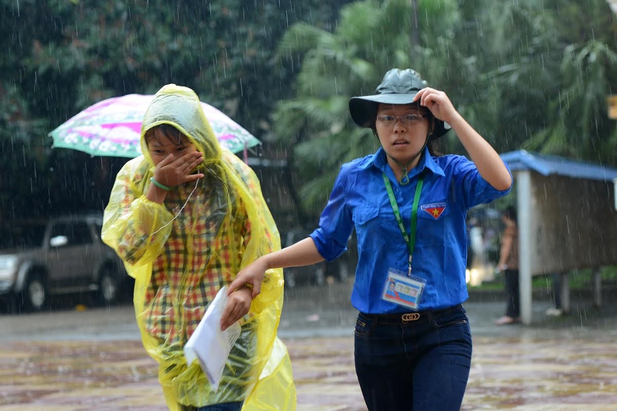 Doi mua di lam thu tuc thi, nhieu si tu den nham truong hinh anh