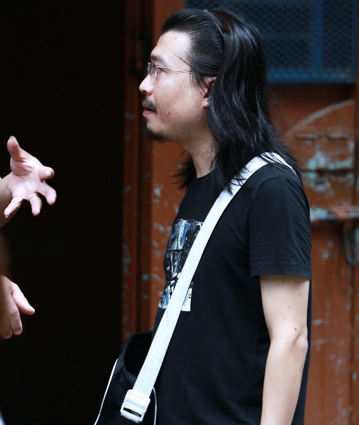 Tối 25/7, anh Trần Vũ Lâm (bên phải)  - anh trai của Toàn chia sẻ, tình hình sức khỏe của bố mẹ anh không tốt. Sáng nay, anh thay mặt gia đình tiếp đón người đến viếng.