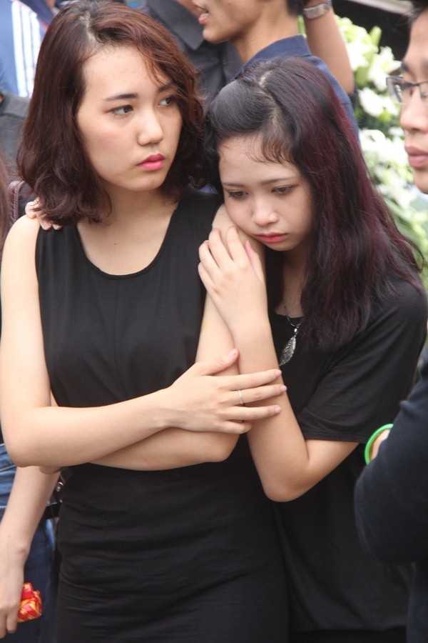 Hiện tượng cover tuổi teen - người có dự án dang dở cùng Toàn - Mờ Naive gục đầu trong lúc chờ đợi.