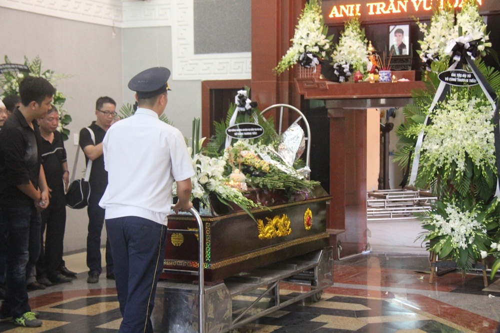 Nguoi than lang nhin Toan Shinoda truoc gio hoa tang hinh anh