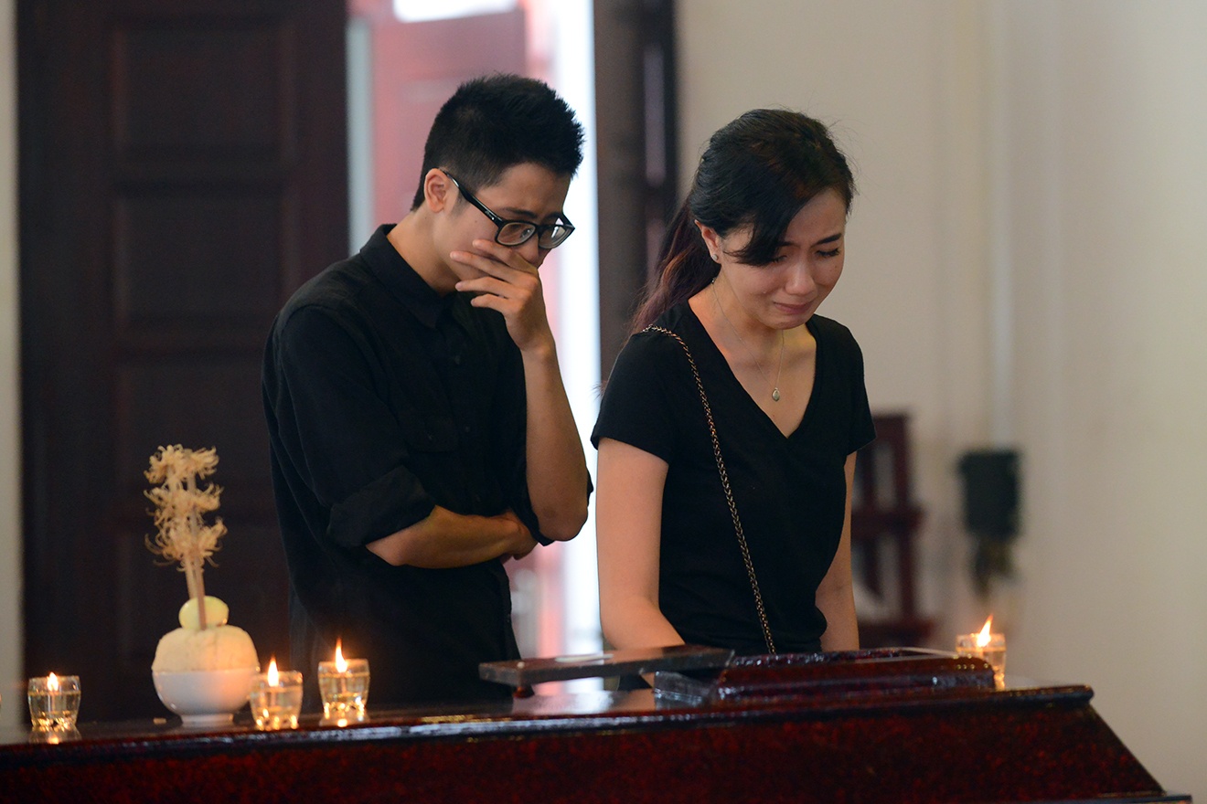 Vlog JV bên linh cữu bạn thân. Ảnh: Tuấn Mark.