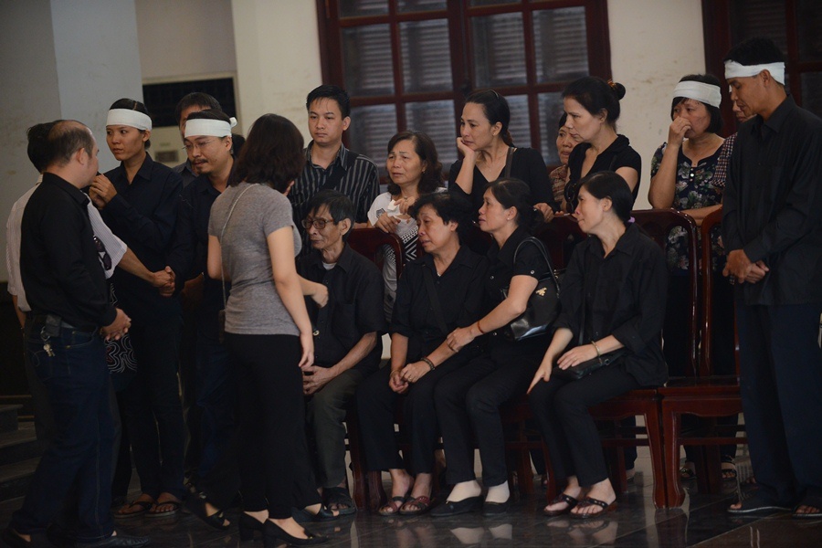 Người đeến iếng chia buồn cùng gia đình. Ảnh: Tuấn Mark.