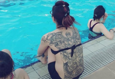 Ba me don than 8X va hinh xam kin lung hinh anh