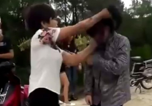 Xuat hien clip nu sinh Ha Tinh danh nhau do ghen tuong hinh anh