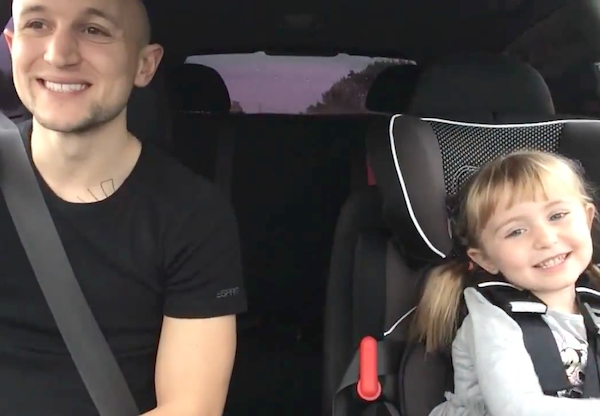 Clip be gai 4 tuoi hat 'Let it go' gay sot cong dong mang hinh anh