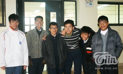 Đặng Vũ Minh Quân (thứ 2 từ trái qua): Đặng Vũ Minh Quân đã trở thành gương mặt trẻ tiêu biểu Thủ đô vào năm 2010 khi mới là một câu học trò lớp 9. Năm 2009, Minh Quân giành được giải vàng kỳ thi toán học Châu Á Thái Bình Dương và một năm sau đó, cậu bạn giành được HCB Olympic Toán Singapore mở rộng.