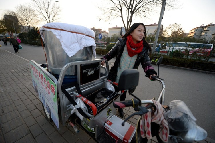 Co gai xinh dep ban khoai cuu anh trai bach cau hinh anh