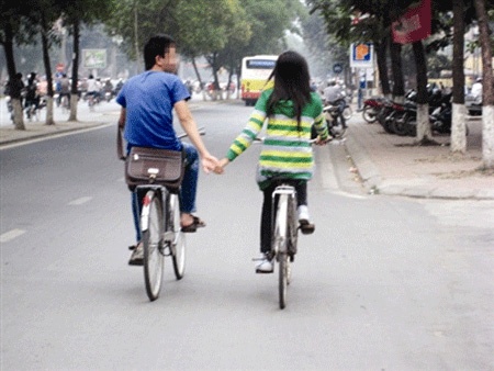 Phat hoang con gai 13 tuoi vuong 'hen ho' hinh anh